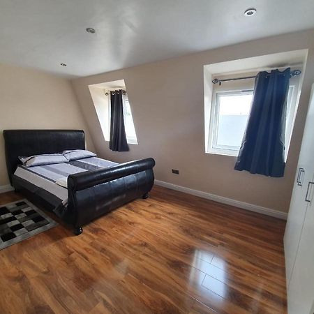 London Modern 4 Bedroom Apartment 외부 사진