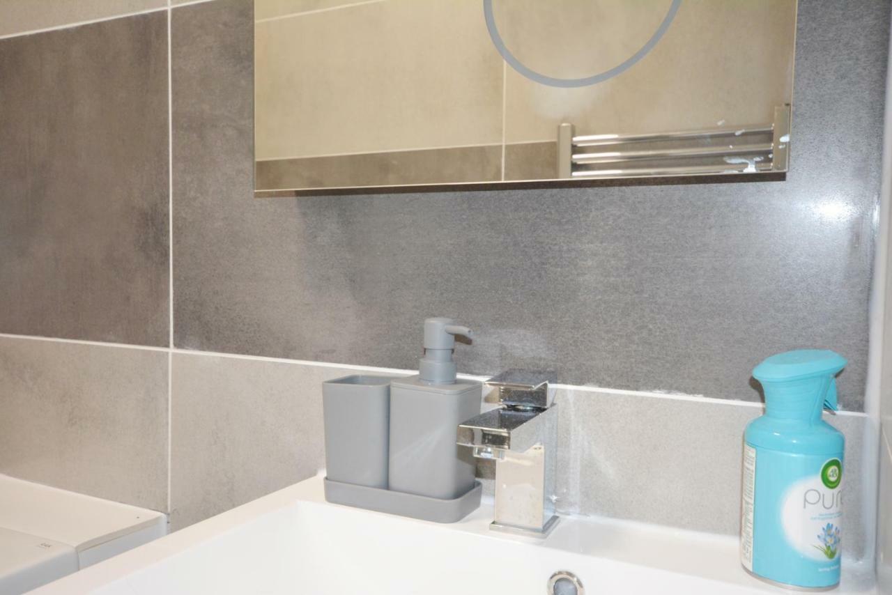 London Modern 4 Bedroom Apartment 외부 사진