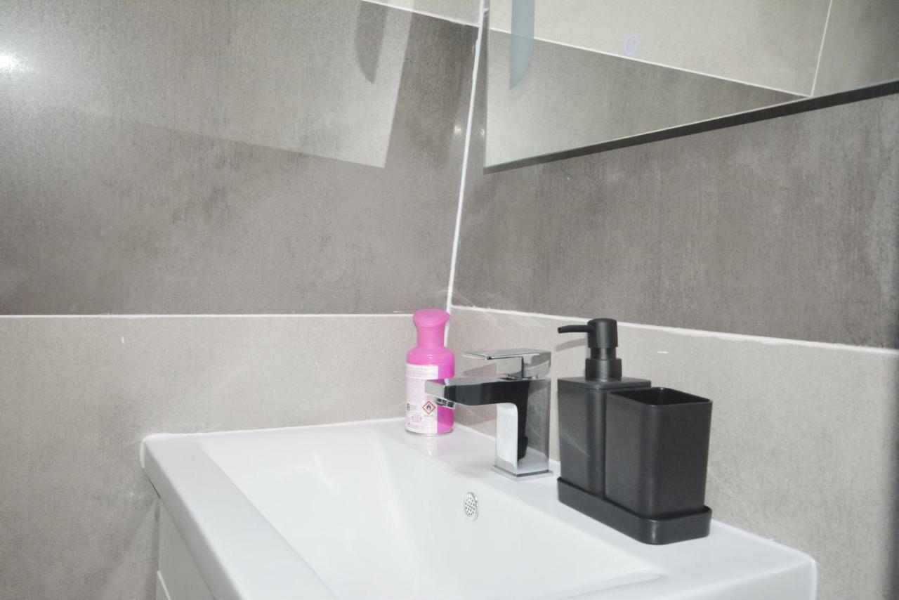 London Modern 4 Bedroom Apartment 외부 사진
